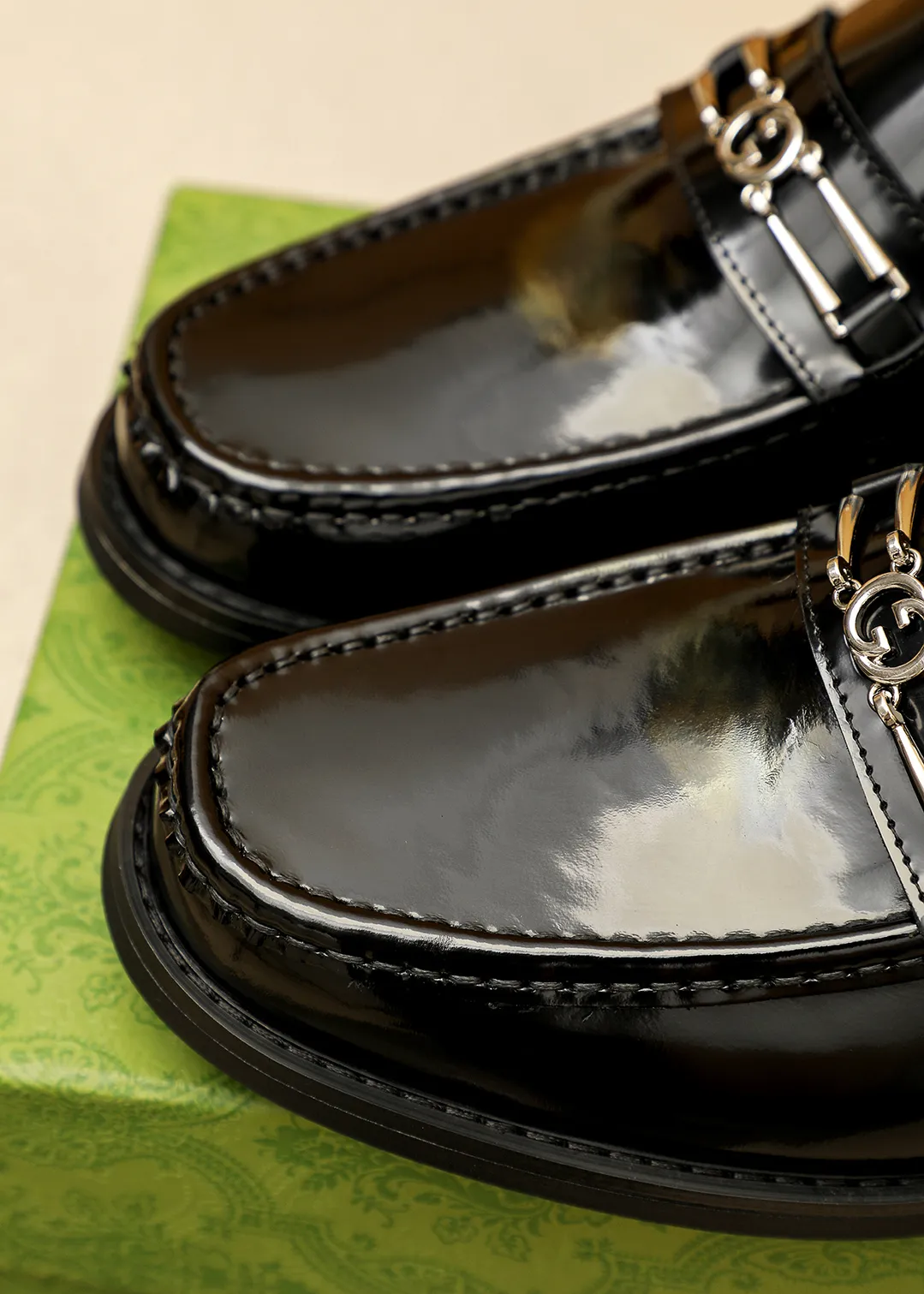 Men's shoes 💰480 💐 Product trademark: GUCCI "Gucci" casual leather shoes Regular size: 38-44 (45.46🉑️customized) Product materials: Selected imported first-layer open-edge beaded cowhide leather upper + luxury hardware buckle, imported water-dyed cowhide leather lining. Strong three-dimensional visual effect, original outsole color: 2 colors available